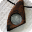 Besonderes Amulett mit Mosaikdamast